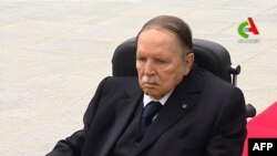 Le Président Bouteflika se recueille à la mémoire des martyrs de la guerre d'indépendance.
