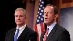 资料照片：（右）共和党联邦参议员图米（Sen. Pat Toomey, R-PA）和（左）民主党联邦参议员范·荷伦（Sen. Chris Van Hollen, D-MD）在记者会上讲话。（2017年7月12日）
