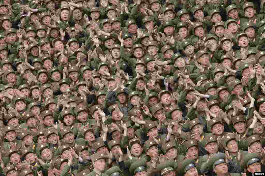 Tentara Korea Utara bersorak saat sesi foto bersama dengan pemimpin mereka, Kim Jong Un (tidak tampak) di Pyongyang.