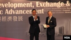 新北市长朱立伦（左）出席“台港论坛”（美国之音海彦拍摄）