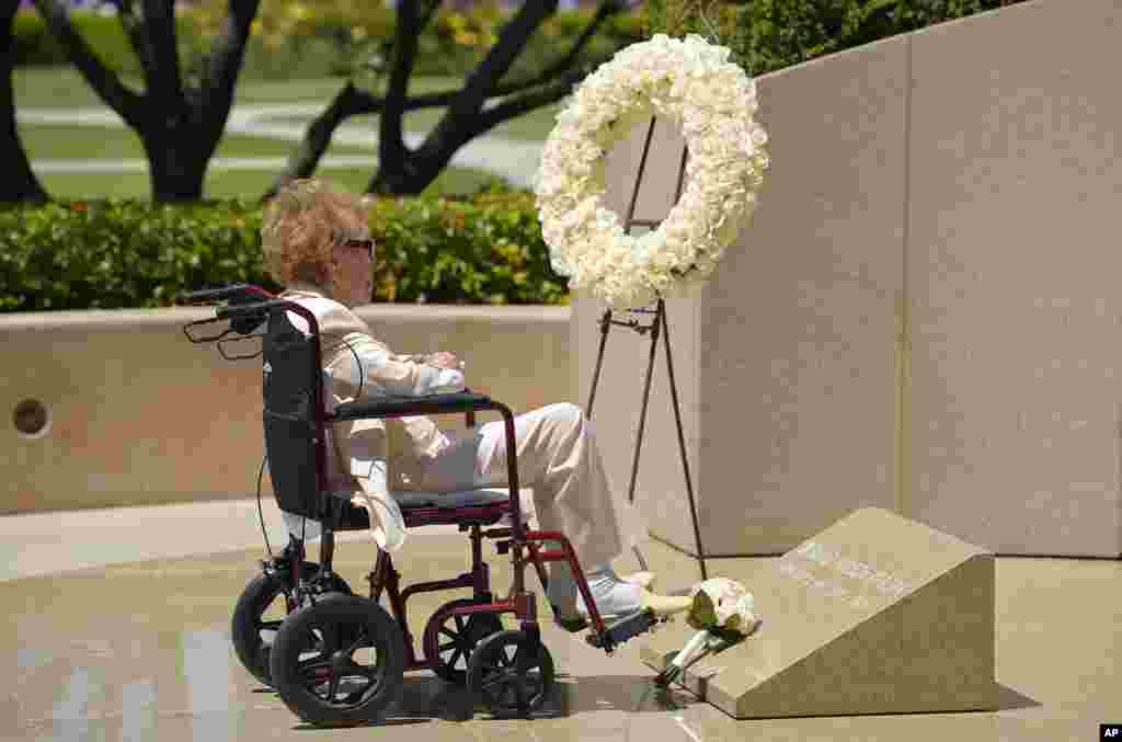 Mantan ibu negara AS Nancy Reagan mengunjungi makam suaminya, Presiden Ronald Reagan, di Perpustakaan Kepresidenan Ronald Reagan di Simi Valley, California, 5 June 2014. (AP/Mark J. Terrill)