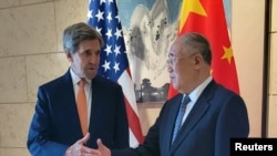 2023年7月17日，美国总统气候问题特使约翰·克里（John Kerry）与中国气候特使解振华在北京会晤前握手。