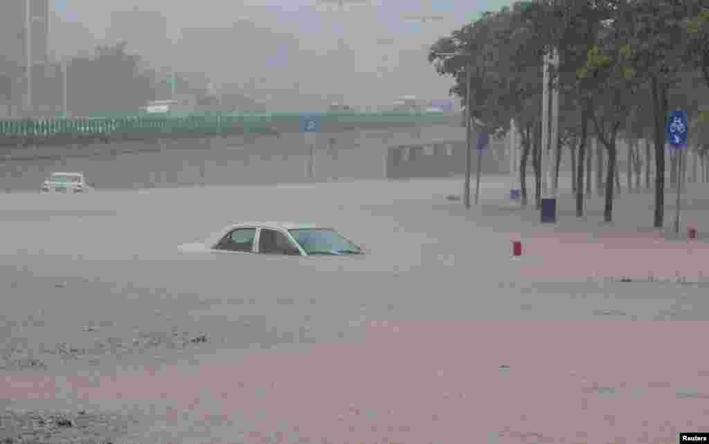 Mobil-mobil terendam air di jalanan kota Guangzhou, Guangdong, China yang dilanda banjir.