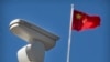北京的一处海康威视监视摄像头旁飘扬的中国国旗