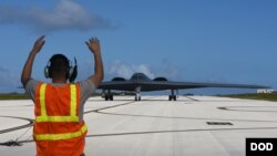 美军一架B-2轰炸机2018年1月8日飞抵关岛（美国空军照片）