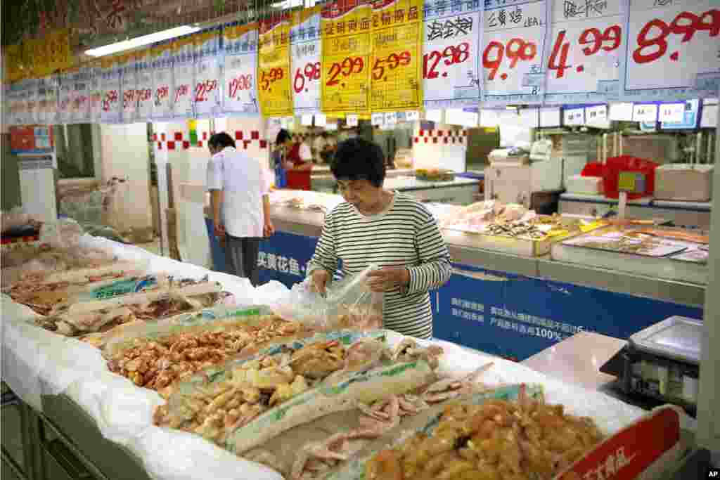 北京一家超市上,有人挑选鸡肉(2017年5月12日)。根据美中贸易协议,中国对美国牛肉长达13年禁令即将解除,美国也将重新开放中国熟制禽肉的进口。美国畜牧业对这一消息感到振奋,但卫生行业监督者担忧中国禽肉产品的安全问题。