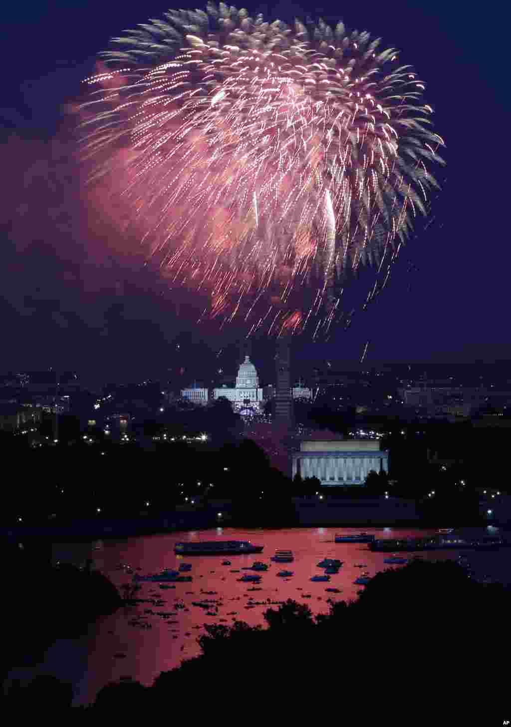 Kembang api menyinari langit di atas Gedung Capitol, Monumen Washington dan Lincoln Memorial dalam perayaan 4 Juli di Washington. 