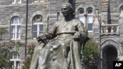 Estátua de John Carroll, fundador da Universidade de Georgetown, em Washington