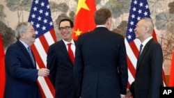 （从右至左）中国副总理刘鹤与美国贸易代表莱特希泽、美财长姆努钦和美驻华大使布兰斯塔德2019年5月1日在北京钓鱼台国宾馆举行会晤。