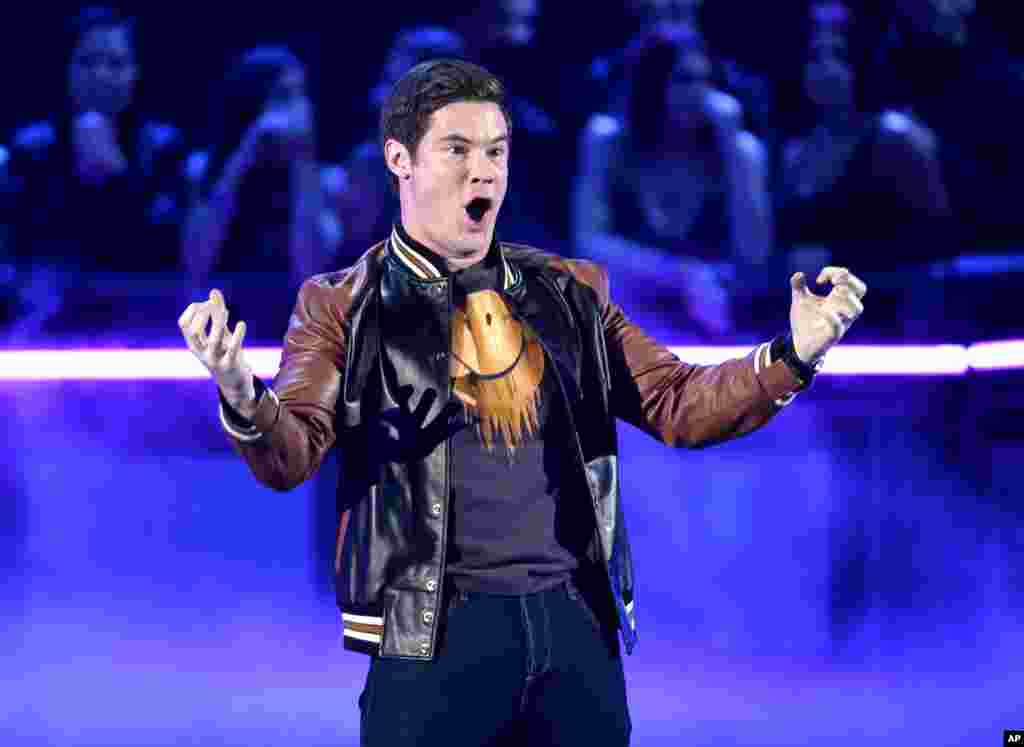 在洛杉矶的美国MTV影视奖典礼中， 美国演员亚当&middot;迪凡（Adam Devine） 颁发&ldquo;催泪奖&rdquo;。(2017年5月7日)获得这个奖的电视剧是《我们这一天》（This Is Us，又名《这就是我们》）。此剧第一季的豆瓣评分是9.5，目前有44015人投票。