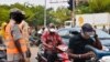 Des policiers régulant la circulation à Ouagadougou le 14 octobre 2020. (VOA/Lamine Traoré)