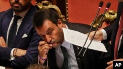 Italijanski ministar unutrašnjih poslova Mateo Salvini ljubi brojanicu u parlamentu, 20. avgust 2019.
