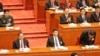 在主席台就坐的国家主席习近平和政协主席俞正声。李克强向到场代表鞠躬致谢。（2016年3月5日 美国之音金子莹拍摄）