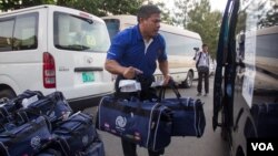 Clothes bags of migrants workers, who are sent back to Cambodia, are seen being transported via van separately after they have exited from the VIP gate at Phnom Penh International Airport on May 11th 2015. (Nov Povleakhena/VOA Khmer)
