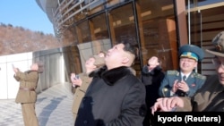 Kim Jong Un, el lider norcoreano, observa el lanzamiento de un cohete de largo alcance el domingo.