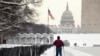 一位滑雪者向国会山滑行，联邦政府部分关闭进入第24天 （2019年1月14日）