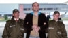 Archivo - En esta foto tomada el 13 de mayo de 2008, el exlíder paramilitar colombiano de las Autodefensas Unidas de Colombia (AUC), Salvatore Mancuso (C) alias Santander Lozada, es escoltado por policías antes de ser extraditado a EE.UU.