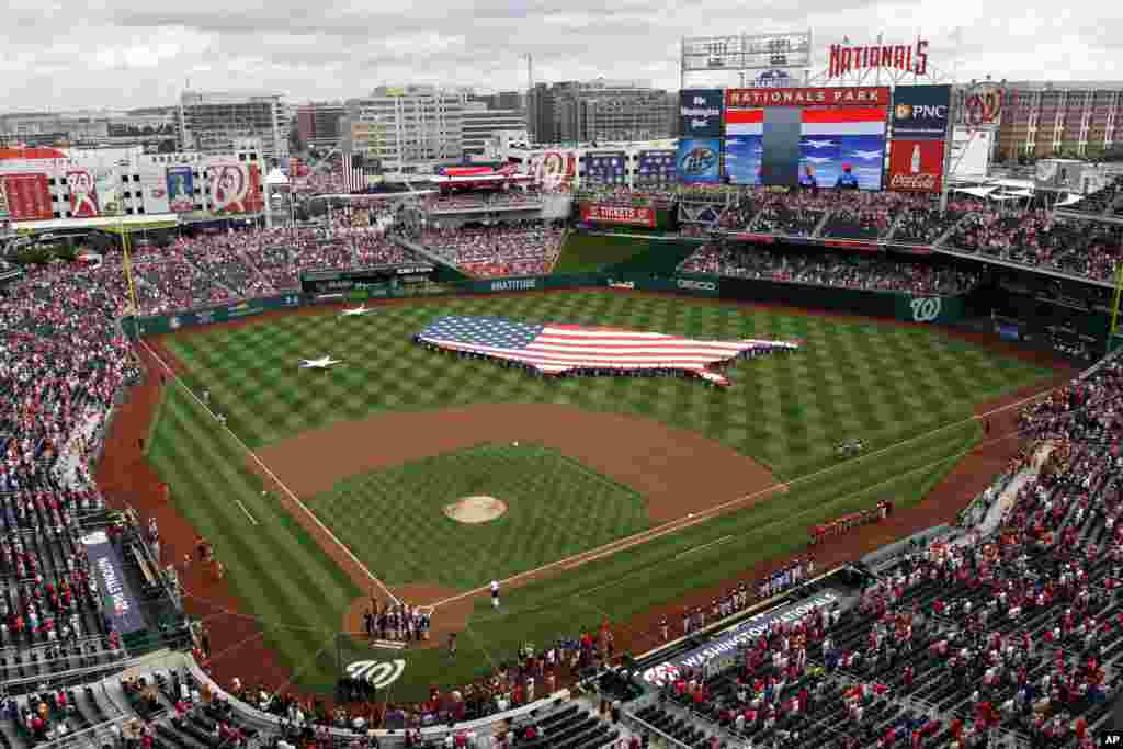 Bendera Amerika yang dibentuk sesuai bentuk negara digelar di lapangan bisbol sebelum pertandingan antara Washington Nationals dan Milwaukee Brewers di Nationals Park, Washington.