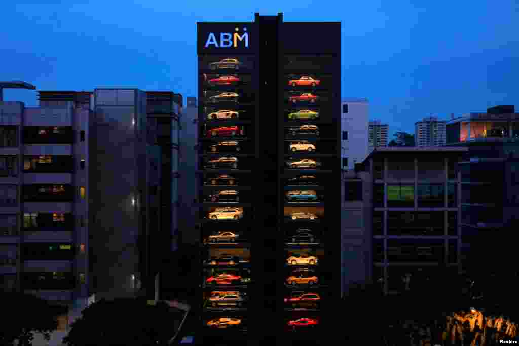 Toko dealer mobil bekas berlantai 15 yang didesain mirip mesin jual otomatis (vending machine) di Singapura.