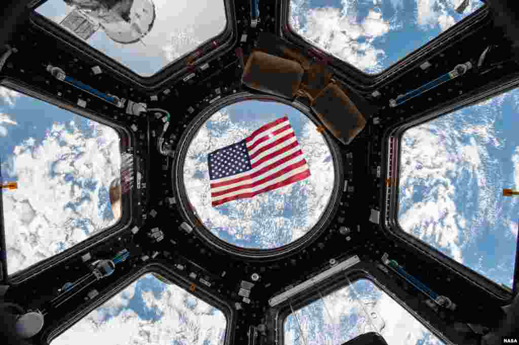 Bendera AS berkibar di stasiun antariksa internasional (ISS), saat para astronot AS ikut memberikan suara pemilu dari antariksa.