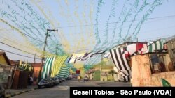 Las calles adornada, vacías durante el partido, repletas al final, son el reflejo de una nación que vive el fútbol como muy pocas otras.