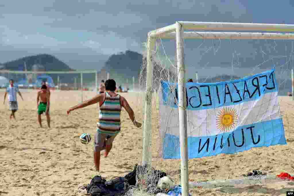 Para penggemar tim Argentina bermain sepak bola di pantai Copacabana di Rio de Janeiro, Brazil, dua hari sebelum final FIFA Piala Dunia 2014 antara Jerman dan Argentina. 