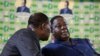 Alassane Ouattara (à gauche) s'adresse à Henri Konan Bedie du PDCI lors de l'investiture d'Ouattara, le candidat de l'alliance pour le 2e tour de l'élection présidentielle, à Cocody, Abidjan, le 10 novembre 2010. REUTERS / Thierry Gouegnon