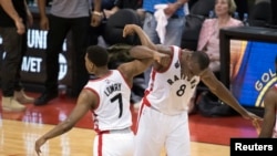 Kyle Lowry, à gauche, et le pivot Bismack Biyombo, Air Canada Centre, Toronto, Canada, le 23 mai 2016. (Nick Turchiaro-USA TODAY Sports)