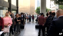 等待驱逐出境听证会的移民在洛杉矶移民法院大楼外排队