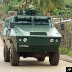 Carro blindado da polícia de intervenção, nas ruas de Nampula
