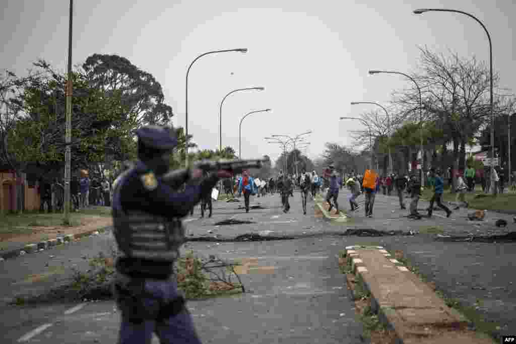 Polisi anti huru-hara Afrika Selatan siaga, sementara para demonstran memrotes tingginya pengangguran dan perampasan lahan dalam aksi di Johannesburg.