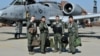 24일 미한 공군 연합훈련인 '쌍매훈련(Buddy Wing)'에 앞서 미한 공군 조종사들이 A-10 공격기 앞에서 결의를 다지고 있다.