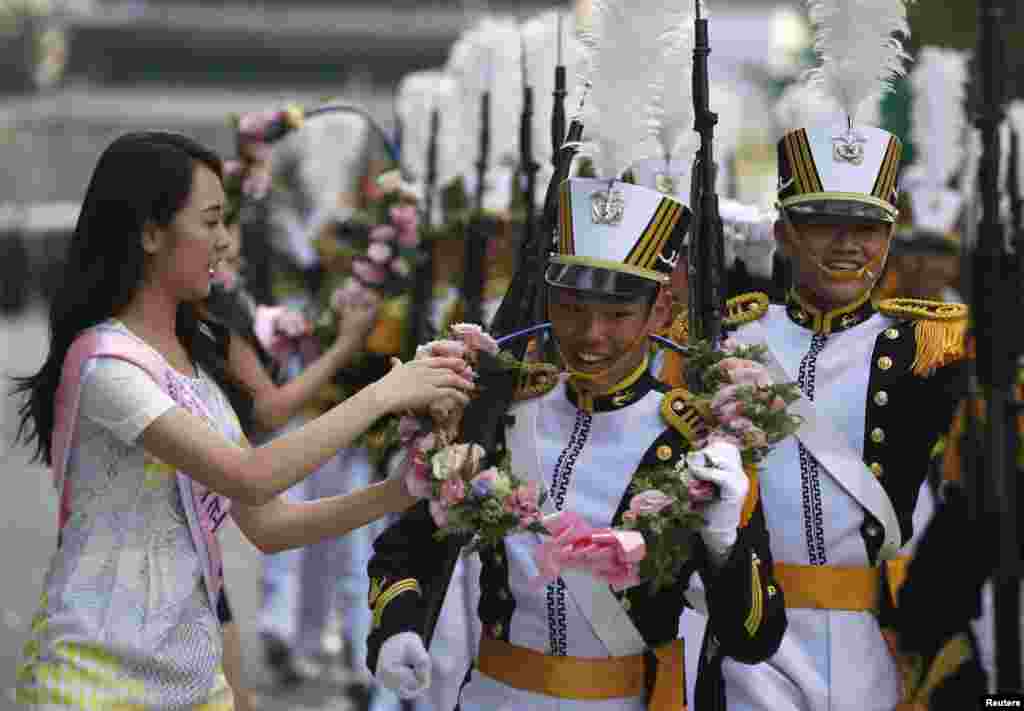 Cadets from the Korea Naval Academy receive garlands from Miss Korea during a parade to mark the 65th anniversary of Korea Armed Forces Day, Seoul, Oct. 1, 2013.
