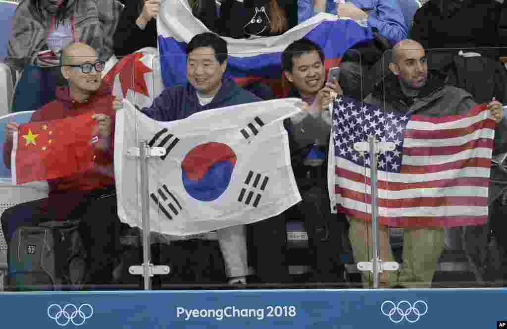 2018年2月11日,在韩国江陵举行的2018年冬季奥运会上,观众分别举着中国,韩国和美国的国旗。