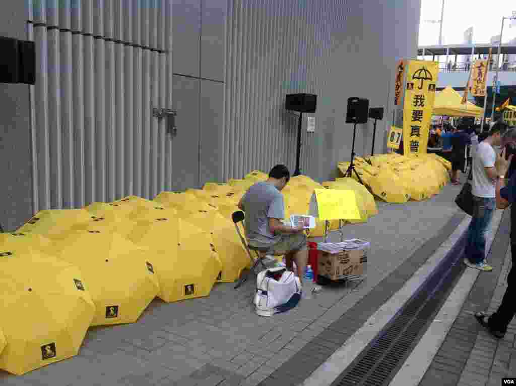 港人重返政總紀念雨傘運動一周年(美國之音海彥拍攝)