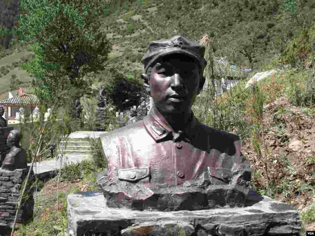 四川小金县的“红军长征两河口会议纪念馆”的林彪塑像(2009年5月23日,美国之音张楠拍摄)。那里还有张国焘的塑像
