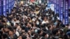 资料照：2023年4月11日，人们在中国西南部城市重庆参加招聘会。中国2023年8月15日表示暂停发布青年失业率数据。（法新社）