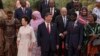 资料照片: 2024年9月4日中国国家主席习近平和夫人彭丽媛在北京与非洲国家领导人合影