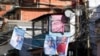Carteles de candidatos del partido en el gobierno a la gobernación de Miranda, Héctor Rodríguez, a la derecha, y del aspirante a la alcaldía de Sucre, José Vicente Rangel, colgados en una calle en Caracas, el 19 de noviembre de 2021.