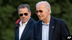 Predsednik Džo Bajden i njegov sin Hanter stižu u Fort Mekner, u Vašingtonu, 25. jun, 2023.(Foto: AP/Andrew Harnik)