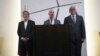 El diplomático noruego Dag Nylander (centro) habla a la prensa flanqueado por el delegado de la oposición venezolana Gerardo Blyde (izquierda) y el presidente de la Asamblea Nacional venezolana, Jorge Rodríguez (derecha), en Ciudad de México, 27 de septiembre de 2021.