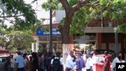 Nfuka Muzemba da JURA (Juventude da UNITA) recebe ordens da polícia para abandonar o local de uma recnete manifestação