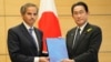 资料照片：国际原子能机构 (IAEA) 总干事拉斐尔·格罗西（左）在日本首相官邸举行的会议上向日本首相岸田文雄介绍了国际原子能机构关于福岛处理水排放的综合报告.