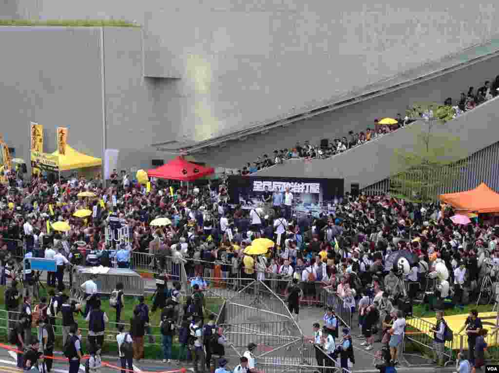港人重返政總紀念雨傘運動一周年(美國之音海彥拍攝)
