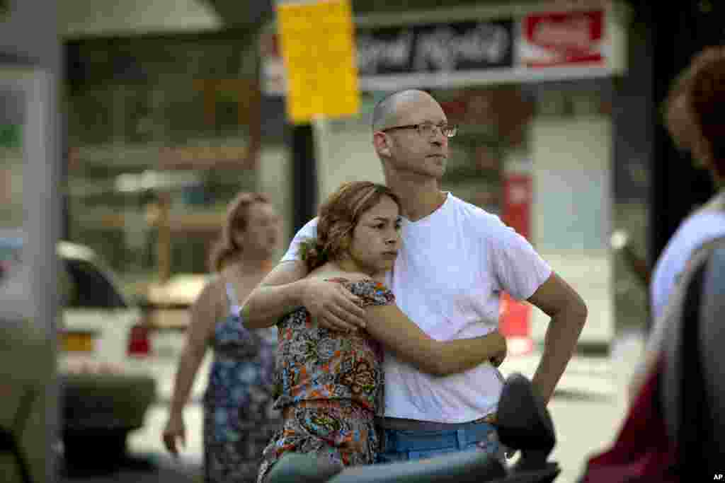 Warga melihat lokasi jatuhnya sisa-sisa roket jarak jauh yang ditembakkan oleh militan Palestina dari Gaza yang ditembak jatuh oleh Israel, di Tel Aviv (10/7). (AP/Oded Balilty)
