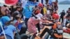 အောက်တိုဘာ ၁၄ ရက်နေ့က အင်ဒိုနီးရှားနိုင်ငံ အာချေးကမ်းခြေကို ဆိုက်ရောက်လာတဲ့ ရိုဟင်ဂျာဒုက္ခသည်တွေကို ကယ်ဆယ်ရေးအဖွဲ့က ကူညီပေးနေစဉ် (အောက်တိုဘာ ၁၄၊ ၂၀၂၄)