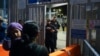 FILE - Paula, pencari suaka dari Guatemala, menggendong putrinya saat dia bertanya kepada petugas Bea Cukai dan Perlindungan Perbatasan AS tentang aturan suaka baru di Pelabuhan Masuk San Ysidro di Tijuana, Meksiko, 11 Mei 2023. (AP/Gregory Bull)
