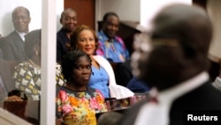 L'ex-première dans ivoirienne, Simone Gbagbo, au centre, lors de la première audience du procès à l'issue duquel elle a été condamnée à 20 ans de prison.