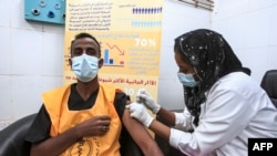 Un agent de santé au Soudan reçoit une dose d'AstraZeneca, le 9 mars 2021.