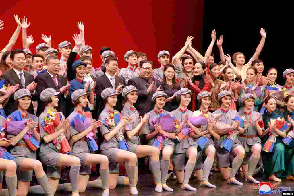 2018年4月, 中国艺术团访问朝鲜,4月16日在平壤演出中国芭蕾舞剧《红色娘子军》,朝鲜领导人金正恩及其夫人李雪主和中共中央对外联络部部长宋涛看戏之后同演员一起鼓掌。此前,李雪主同朝鲜高层官员观看了中国芭蕾舞团演出的舞剧《吉赛尔》。(朝鲜中央通讯社发布的照片,未说明日期)